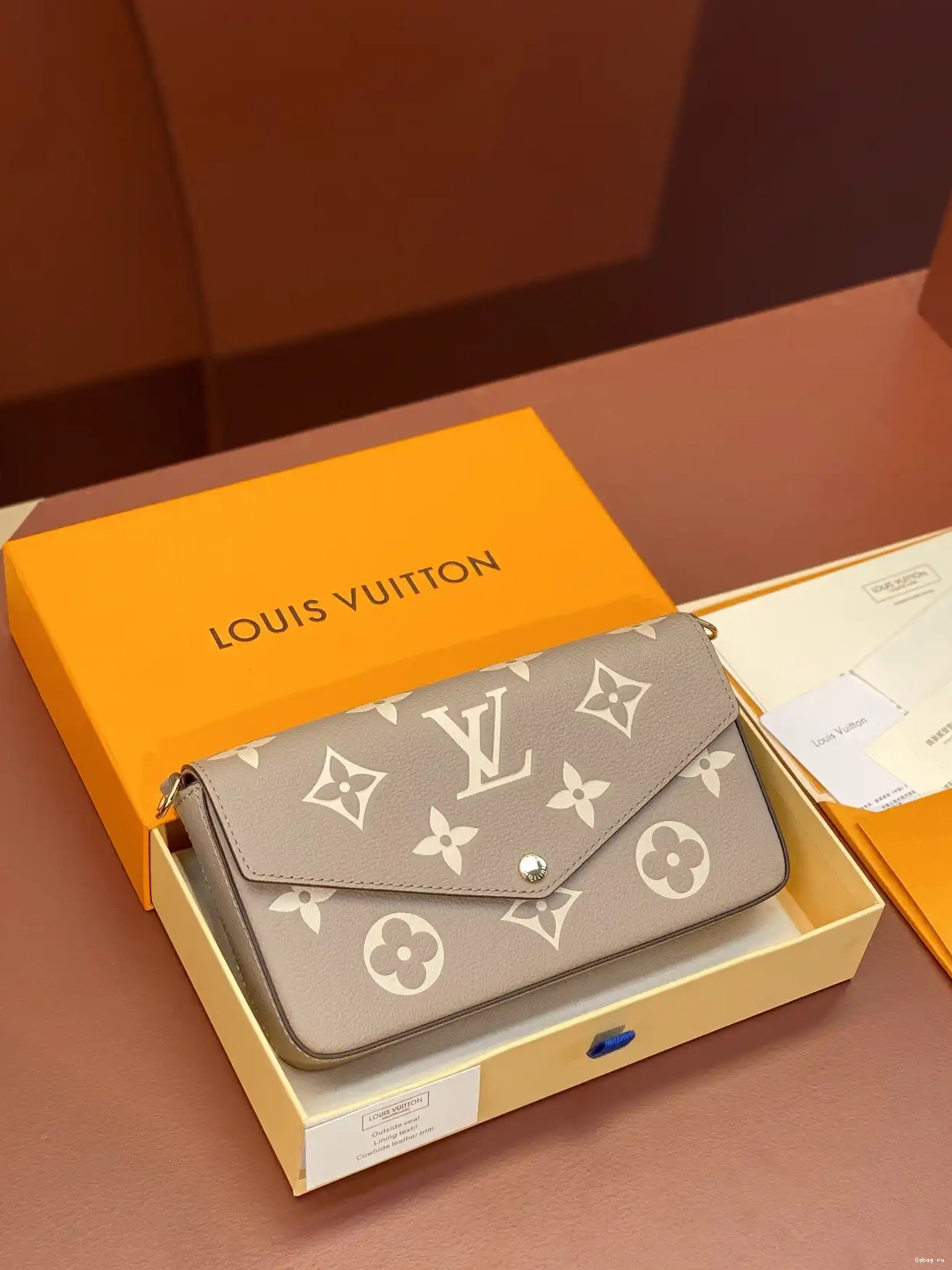 VUITTON POCHETTE LOUIS FÉLICIE 0707